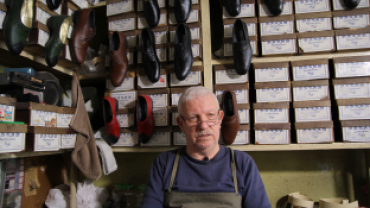 Erol Hakan, Elli Yıldır Tahta Çivi ile Ayakkabı Yapıyor
